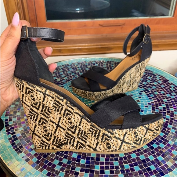 (SOLD) Black Printed Wedges - Picture 5 of 12